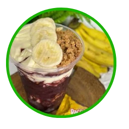 Copo de açaí com banana e paçoca