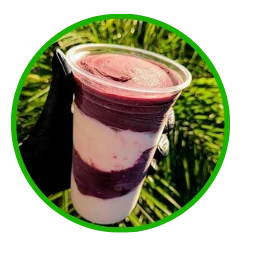 Copo em camadas de açaí e cupuaçu