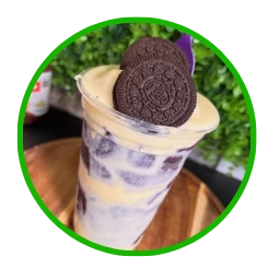 Copo de açaí com creme e biscoito Oreo